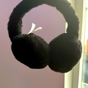 Item: earmuffs Color: black and white